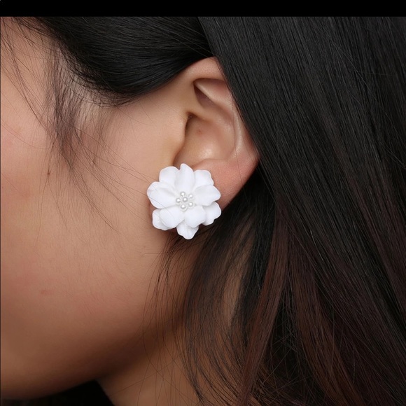 White flower earrings - Picture 5 of 7
